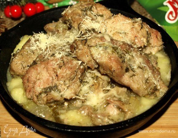 Подавать телятину можно в одном большом блюде. Можно подать порционно. В небольшие формочки для запекания выкладываем куски телятины и посыпаем тертым пармезаном, отправляем в горячую духовку, пока сыр слегка не расплавится. Я подавала на подушке из картофельного пюре. 