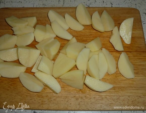 Картофель очистить и нарезать на 4–8 частей (в зависимости от размера).
