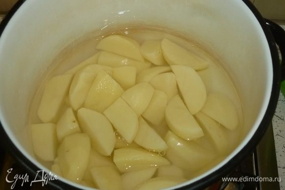 Картофель отварить до полуготовности (около 10 минут). Чтобы ускорить процесс, можно залить картофель сразу кипятком.