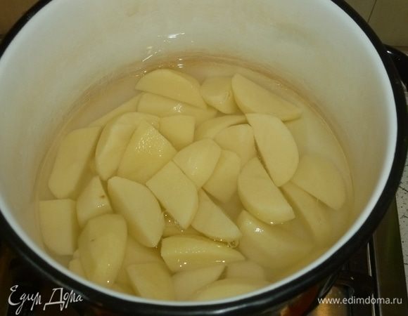 Картофель отварить до полуготовности (около 10 минут). Чтобы ускорить процесс, можно залить картофель сразу кипятком.
