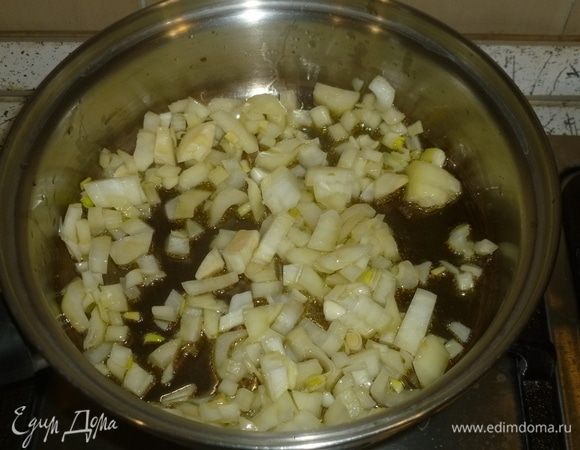 Соус. Лук мелко нарезать. Разогреть в сотейнике масло. Выложить лук. Пропустить через пресс туда же чеснок. Готовить, помешивая, 5 минут.