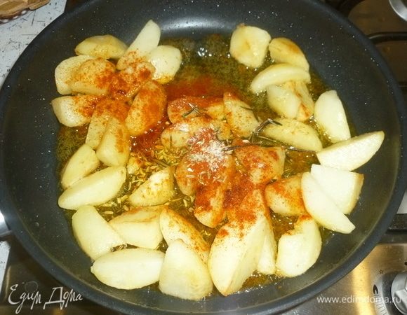 Раздавить к картофелю чеснок, добавить розмарин, фенхель, паприку, соль, все хорошенько перемешать.
