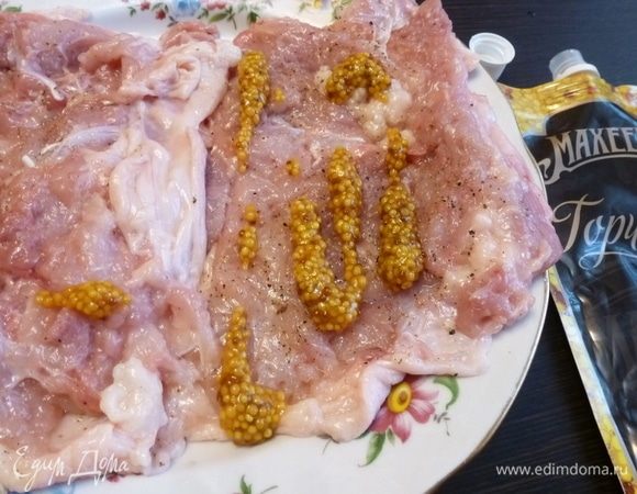 Куриные окорочка помыть, сделать разрез по кости и вытащить ее. Кожу не удалять.