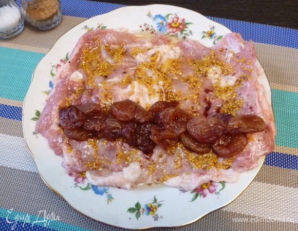 Аккуратно отбить филе молоточком, сложить их так, чтобы получился прямоугольник. Посолить, смазать горчицей с зернами ТМ «МахеевЪ». С одного края выложить курагу, предварительно обсушив ее салфеткой.