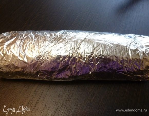 Свернем куриное мясо с курагой в плотный рулет. Завернем в фольгу. Запекаем в духовке,  разогретой до 190–200°С минут 50. Не разворачивая, охладить в холодильнике. 