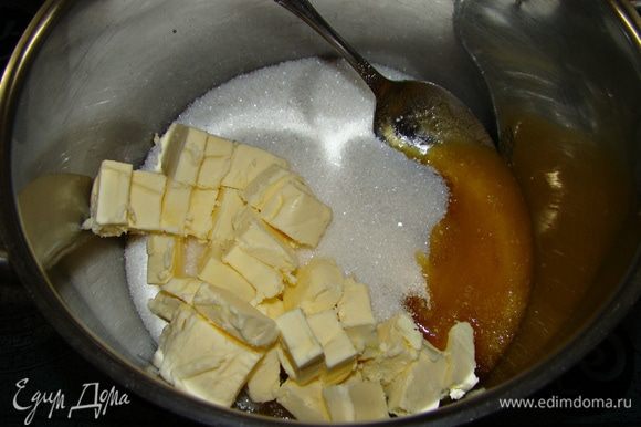 Растопить на водяной бане сливочное масло, мед и сахар. Снять с бани, всыпать разрыхлитель, перемешать и дать остыть примерно минут 15.