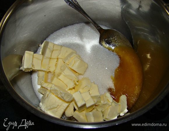 Растопить на водяной бане сливочное масло, мед и сахар. Снять с бани, всыпать разрыхлитель, перемешать и дать остыть примерно минут 15. 