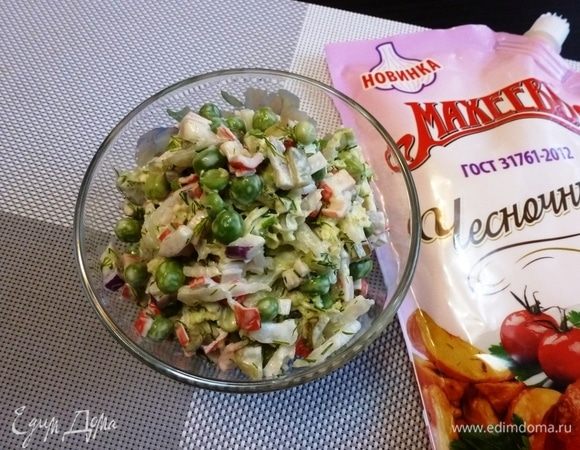 И заправить майонезом ТМ «МахеевЪ» чесночный. По вкусу приправить перцем и солью.