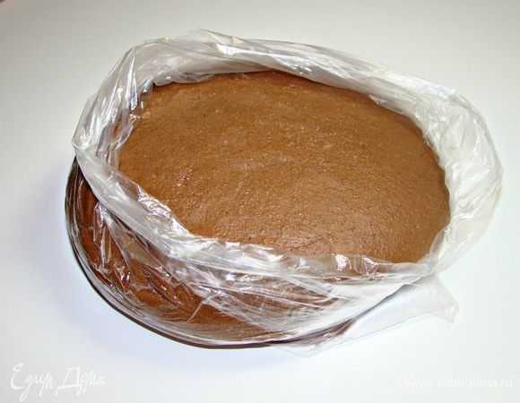 В слегка остывшую массу вбить яйцо, перемешать. Влить коньяк, опять перемешать. Еще теплую массу вылить в миску с мукой и замесить тесто. Завернуть в пленку и положить в холодильник на несколько часов. 