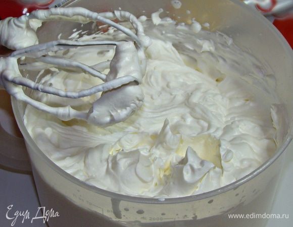 Сливки взбить с сахарной пудрой до устойчивых пиков.