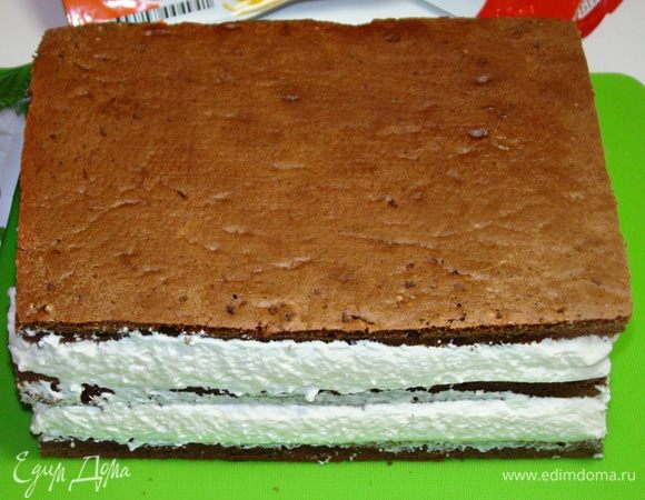 Накрыть вторым коржом. Все повторить и накрыть третьим коржом. Поставить в холодильник для застывания. 