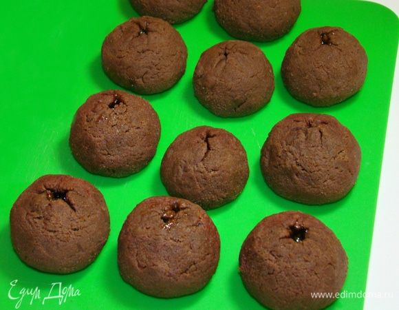 Пока торт застывает, приготовим японское пирожное «Моти». Для этого измельчить в крошку бисквит (я пекла два бисквита — один для торта, второй — для пирожных). Но можно взять и печенье. Взбить сливки с сахарной пудрой и смешать с измельченным бисквитом. Все хорошо перемешать. 
Из получившейся массы слепить шарики — «апельсинки» (или «мандаринки»). Сделать небольшое отверстие и заполнить их апельсиновым джемом. Поставить в холодильник. 