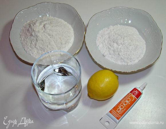 Из рисовой муки, сахарной пудры, воды, лимонного сока и красителя замесить тесто. Оно будет жидким. Поставить в микроволновку на 1,5–2 минуты. Через минуту достать, перемешать и поставить опять. Через 30 секунд снова достать и перемешать. Если нет жидкости, тесто готово. Если жидкость еще остается, значит, поставить тесто еще на 30 секунд. 