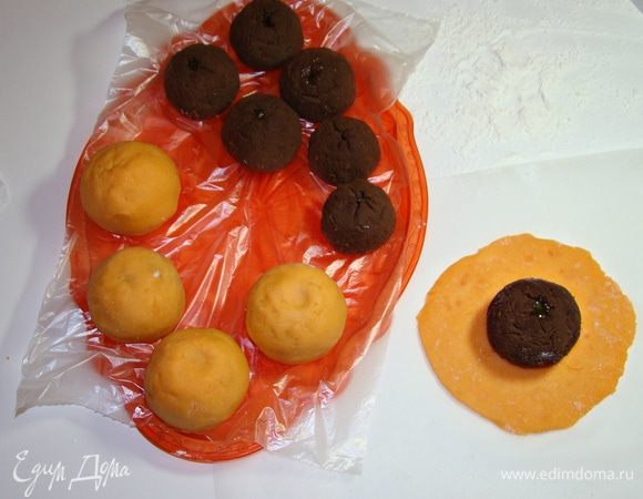 Остывшее тесто разделить на равные кусочки и, раскатывая (припыляя стол крахмалом) в лепешку, формировать пирожные — «апельсинки». Так как у меня апельсинок получилось больше 10-ти штук, мне пришлось приготовить еще одну порцию теста для «Моти». Готовые «апельсинки» украсить хвостиками и листиками из мастики и поставить в холодильник. 