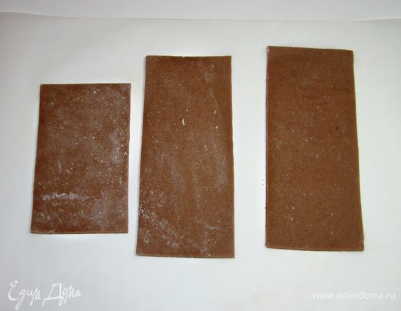 Отлежавшееся пряничное тесто раскатать и вырезать части «ящичка» согласно размерам торта. Выпечь в разогретой до 170°С духовке минут 7–8 и дать хорошо остыть. 