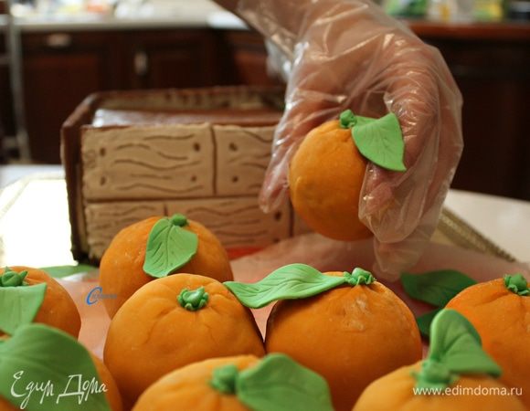 Размягченное сливочное масло взбить со сгущенным молоком. Этим кремом обмазать бока торта и прикрепить «дощечки». Верх торта я ничем не смазывала, просто уложила «апельсинки». 