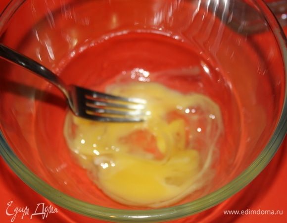 Вбить яйцо в глубокую посуду, размешать вилкой.