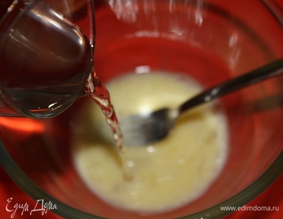 Добавить 2 ст. ложки воды, хорошо размешать.