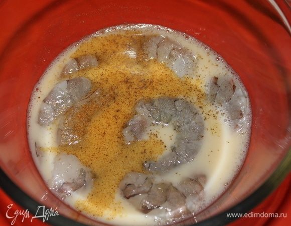 Креветки опустить в яйцо, посолить, поперчить, посыпать кайенским перцем и все перемешать.