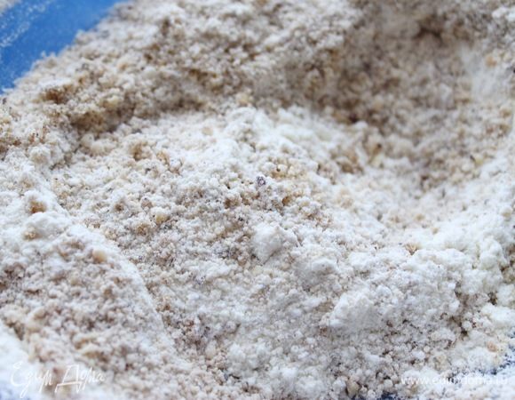 Аккуратно вмешать оба вида муки.