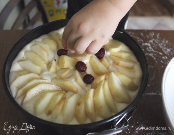 Вылить тесто в подготовленную форму, сверху выложить нарезанные яблоки.