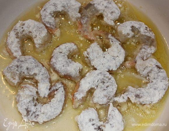 Креветки обвалять в муке и обжарить в раскаленном масле со всех сторон. Креветки готовятся быстро, поэтому жарьте их смело до золотистой корочки.