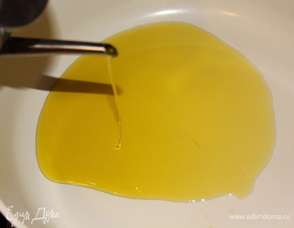 Тем временем разогреть в сковороде оливковое масло слоем в пару сантиметров.