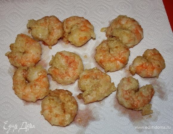 Выложить креветки на бумажное полотенце, чтобы удалить излишки жира.