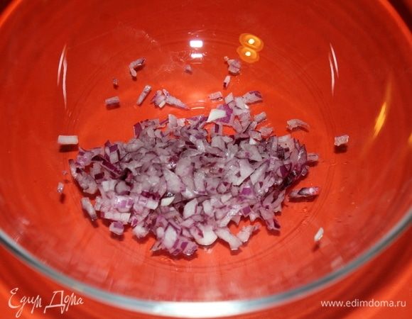 Тем временем приступаем к заправке. Нарезать мелко 1/2 луковицы, выложить в глубокую чашу.
