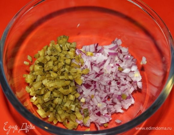 Измельчить корнишоны, добавить в чашу к луку.