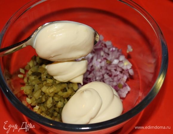 В эту же чашу, добавить 2 ложки майонеза.