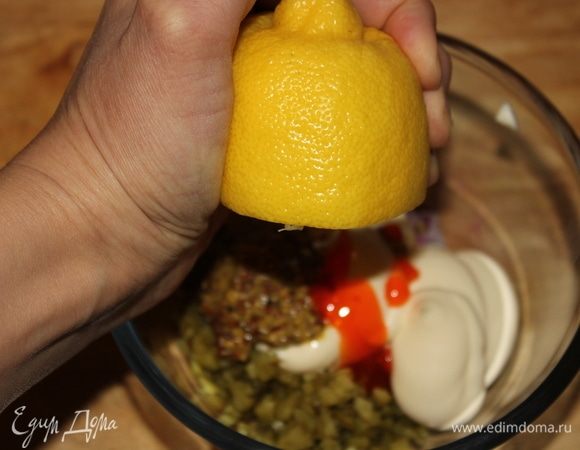 В эту же чашу выжать 1/2 сока лимона.