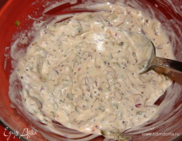 Посолить заправку и хорошо перемешать.