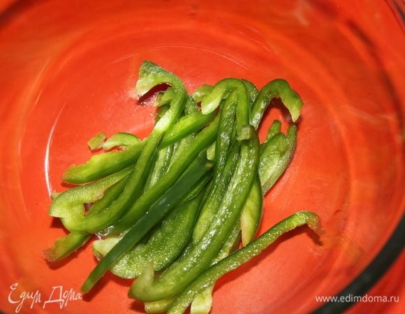 Сладкий перец, удалив семена, нарезать длинной соломкой, выложить в глубокую объемную чашу.