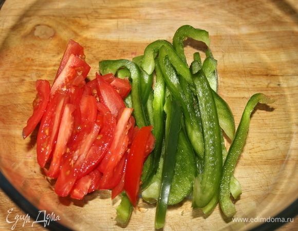 Помидоры нарезать небольшими продольными кусочками, добавить в чашу к перцу.