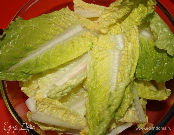 Салат разобрать на листья, добавить в чашу к перцу и помидорам.