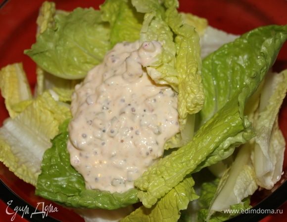 Соединенные в глубокой чаше сладкий перец, помидоры и салат, посолить, поперчить и смазать половиной заправки. Все перемешать.