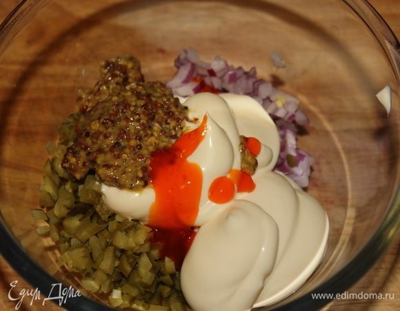 Добавить соус чили. Если его нет, можно заменить соусом табаско.