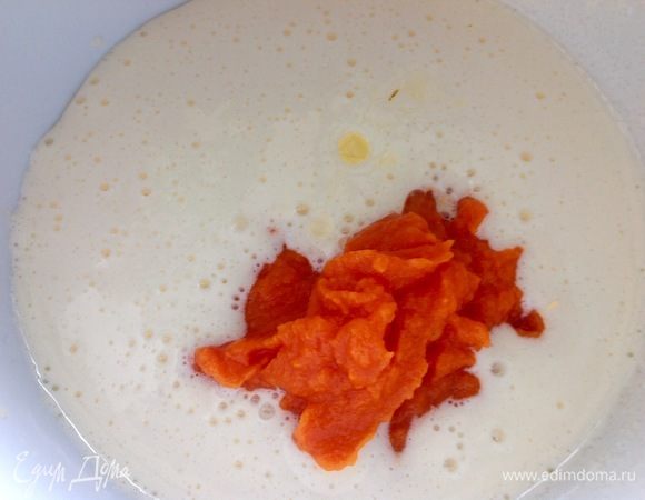 В другой миске взбиваем яйцо со щепоткой соли и постепенно вводим 80 г сахара, взбиваем до побелевшей пены.
Тыквенному пюре дали предварительно стечь, чтобы убрать из него лишнюю жидкость, и теперь добавляем его в яичную смесь.
И сюда же добавляем растительное масло (50 мл), все взбиваем до однородной массы.