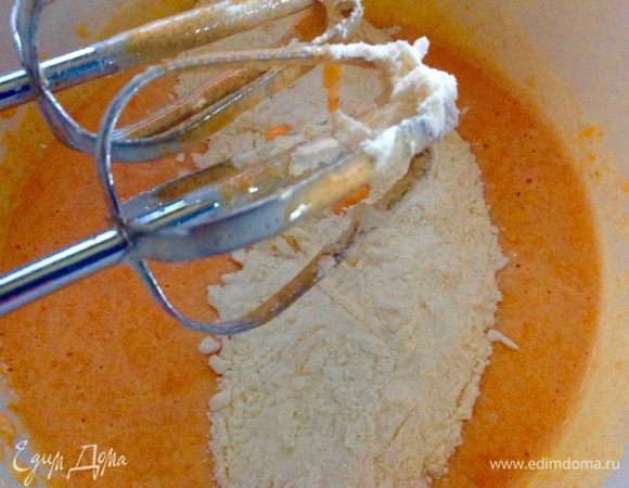 Теперь в жидкую смесь всыпаем сухую смесь из первой миски и взбиваем до однородности.