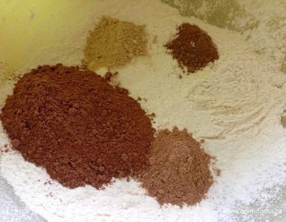 Шоколадное тесто.
В одной миске смешиваем: муку (125 г) + ваниль (щепотка) + разрыхлитель (1 ч. л.) + какао (2 ст. л.) + молотый имбирь (1 ч. л.) + корица (1 ч. л.) + мускатный орех (0,3 ч. л.), смешиваем все венчиком.