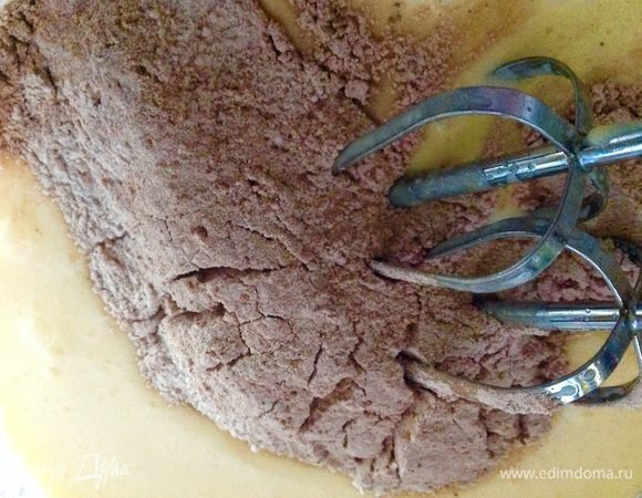 Во второй миске взбиваем 2 яйца со щепоткой соли и постепенно вводим сахар (120 г), взбиваем до посветлевшей пены.
Добавляем мягкое сливочное масло (70 г) и сметану (50 г), снова взбиваем. Добавляем сюда сухую смесь с какао. Взбиваем.