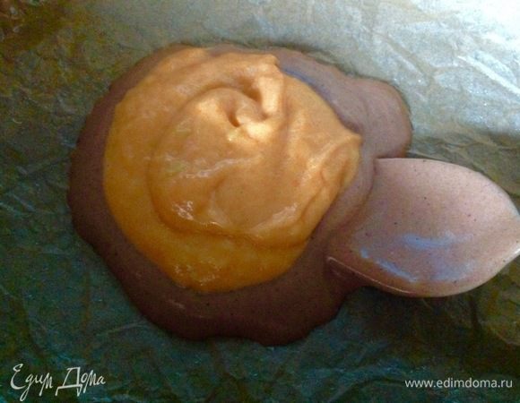 Форму для выпечки использовала разъемную, 19 см в диаметре.
Застилаем форму пергаментной бумагой, если не застилаете бумагой, то смажьте форму маслом и посыпьте мукой.
Тесто выливаем, как на кекс «Зебра»: 1 ст. л. шоколадного теста по центру формы, поверх — 1 ст. л. оранжевого теста.