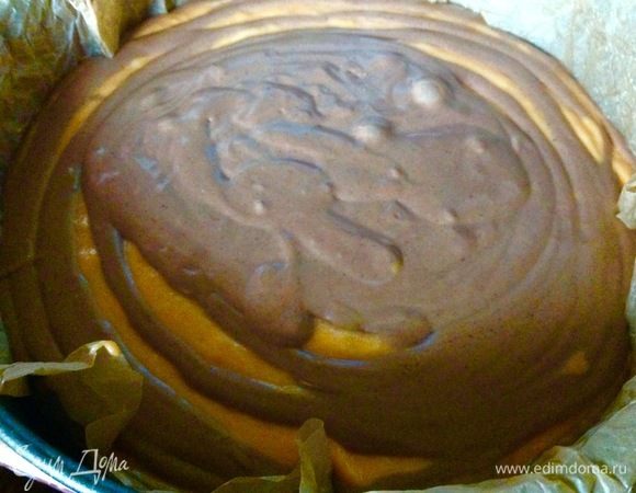 И так до конца, чередуя оба вида теста. Оранжевое тесто у меня закончилось немного раньше, чем шоколадное, в этом нет ничего страшного, остаток шоколадного теста я просто вылила поверх.