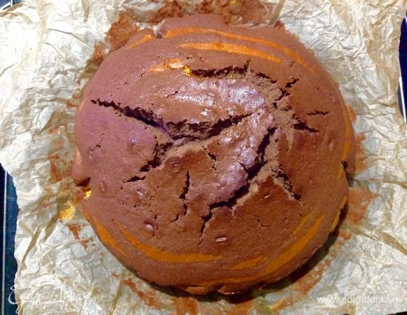 Ставим кекс в уже горячую духовку и печем час, не открывая духовки, наблюдаем за ним только через стеклянную дверку духовки.
У меня электропечь, в ней он пекся час. Может, у вас сильнее духовка, тогда все-таки проследите за ним, тут все очень индивидуально.
У готового кекса много трещинок на поверхности, я очень люблю эти трещинки, но так как я хотела еще украсить его шоколадной глазурью и орехами, а срезать верхушку я не хотела, то я его просто перевернула на решетку для остывания трещинками вниз. В таком варианте пока он будет остывать, бугорок с трещинками выровняется, и не надо будет ничего срезать .