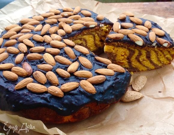 Готовим шоколадную глазурь. В турке или сотейнике надо растопить сливочное масло (50 г), добавить молоко (4 ст. л.) , сахар (4 ст. л.), растворить и довести до кипения, теперь вводим постепенно какао (2 ст. л.) и быстро вымешиваем, чтобы не успели образоваться комки, глазурь становится густой прямо на глазах, вымешали до однородности и снимаем с огня.
Остывший кекс смазываем шоколадной глазурью и посыпаем миндальным орехом.