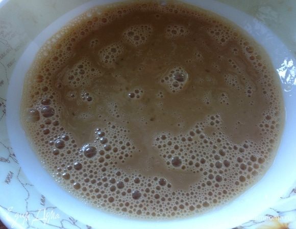 Взбить яйца со сливками и соевым соусом.