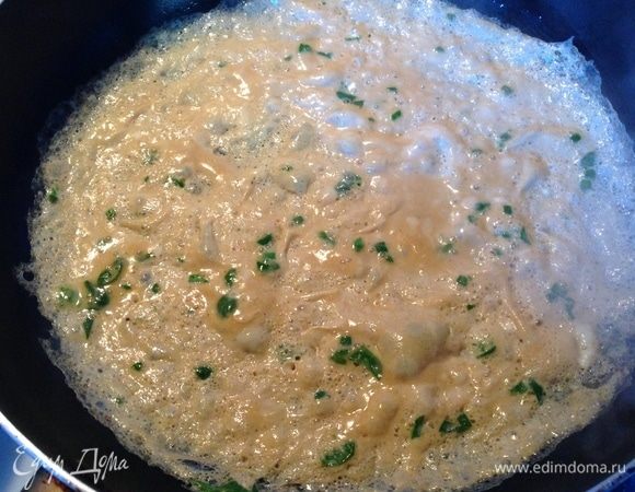 Из этого количества яичной смеси нам надо пожарить 3 омлетных блина.
Нагреть сковороду А/П , вылить в нее 0,5 ст. л. растительного масла, затем вылить одну порцию омлета, жарим с одной стороны только. Я смотрела, так чтобы верхняя сторона омлета была уже прожарена, чтобы не было жидкой яичной смеси сверху. Когда поверхность становится глянцевая, омлет готов.