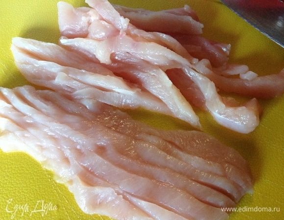 Курицу режем полосками.
