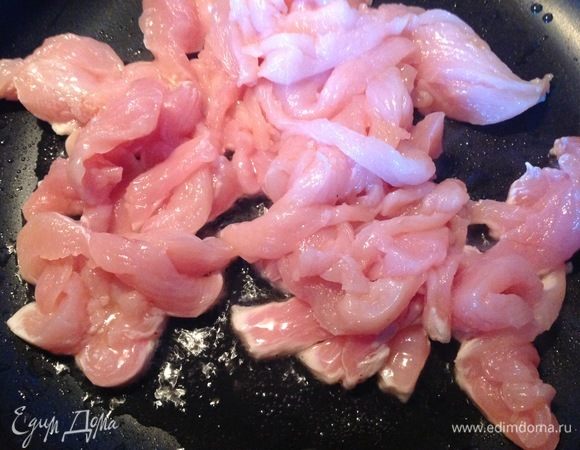 Выкладываем на раскаленную сковороду и жарим на большом огне до момента, пока не уйдет образовавшаяся жидкость, и грудинка не начнет поджариваться, посыпаем мясо черным перцем, не солим! Соль нам отдаст соевый соус.
Грудинку помешиваем постоянно и обжариваем, готовится она быстро.